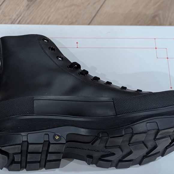 $950 Mens Alexander McQueen Slick Tread Graffiti Sneakers Black/White 44 US 11 - Picture 7 of 10